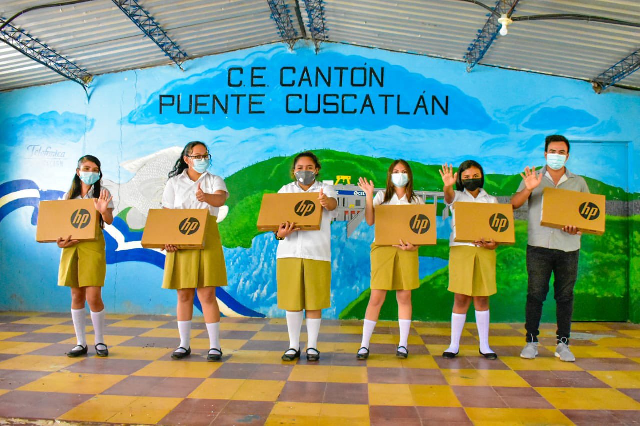Gobierno entrega computadoras a estudiantes de bachillerato en Usulután gobierno-entrega-computadoras-a-estudiantes-de-bachillerato-en-usulutan